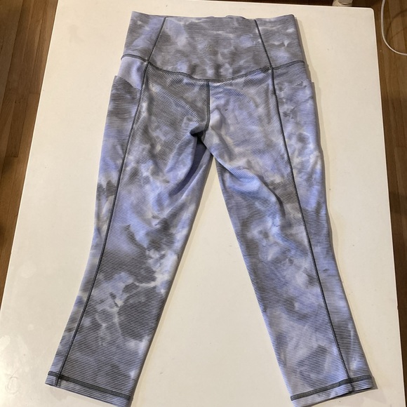 Athleta‎ Salutation Stash Pocket II Capri Tie Dye Light Blue Small - Picture 4 of 5